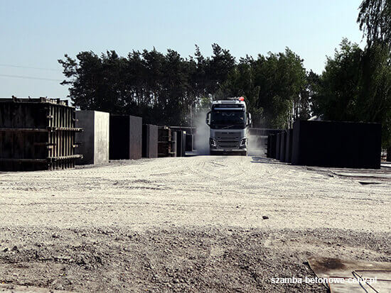 Szamba betonowe Tczew - załadunek zbiornika na transport